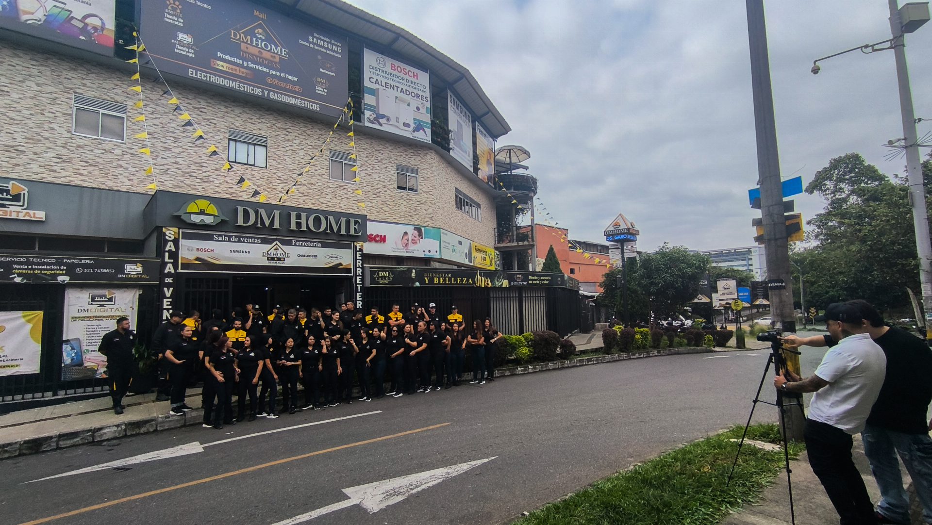 Equipo de Dismogas DM Home frente a la sede en Robledo, Medellín