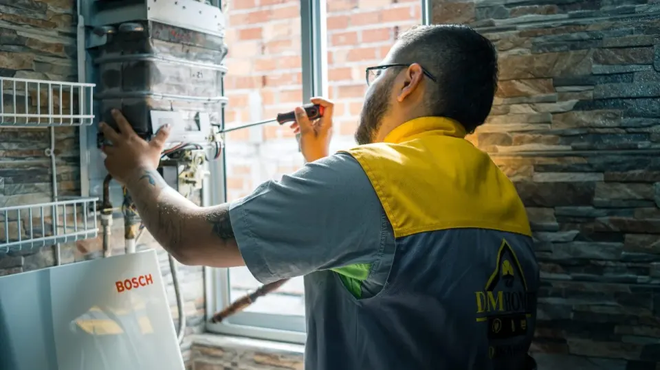 Técnico de Dismogas revisando un calentador Bosch a domicilio
